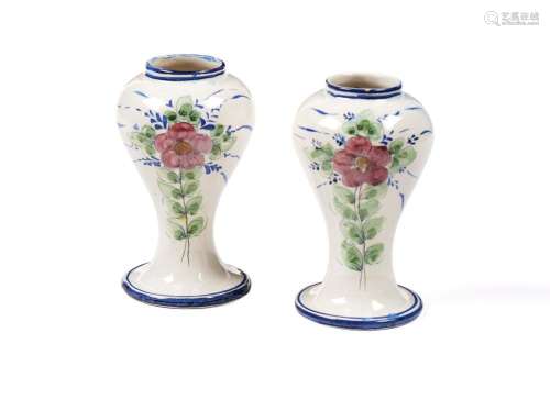 Par de jarras em faiança com decoração floral (2)