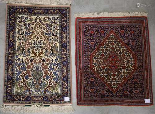 Oosters handgeknoopt tapijt Isfahan met amfoordecor, planten...