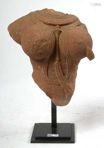 Fragment de "Buste d'"Apsara" en grès rou...