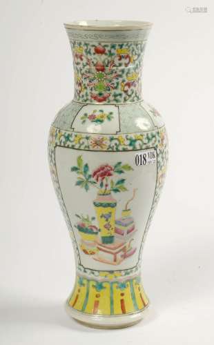 Petit vase en porcelaine polychrome de Chine à décor de &quo...