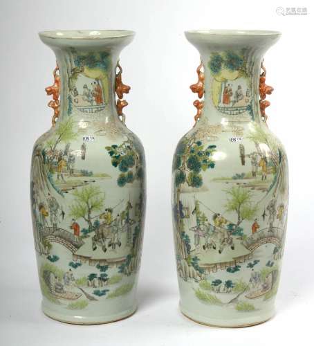 Paire de grands vases en porcelaine polychrome de chine à dé...