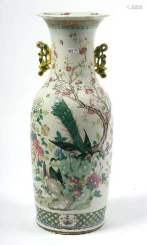 Grand vase en porcelaine polychrome de Chine à décor de flor...