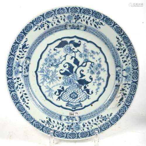 Grand plat rond en porcelaine bleue et blanche de Chine déco...