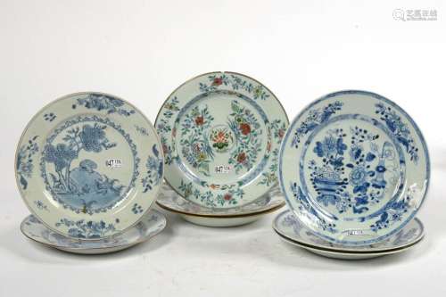 Lot de 8 assiettes en porcelaine polychrome et bleue et blan...