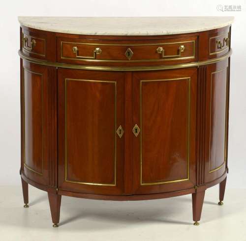 Dressoir demi-lune Directoire en acajou et laiton ouvrant pa...