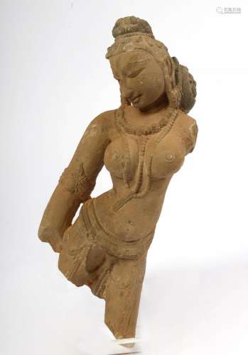 "Apsara" en grès rose sculpté. Travail des Indes. ...