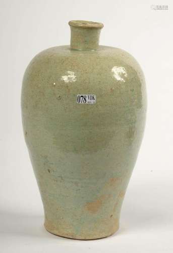 Vase pansu en terre cuite partiellement glaçurée vert pâle. ...