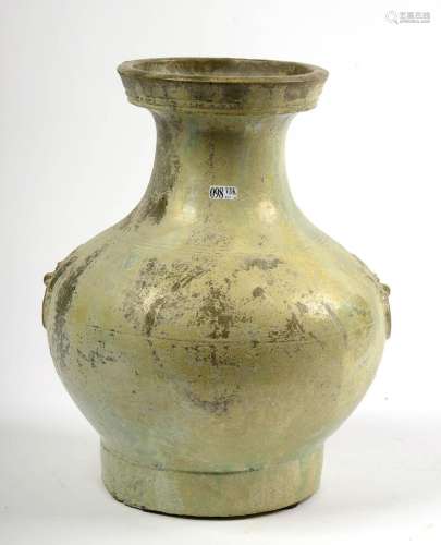 Grand vase pansu archaïque en terre cuite à glaçure verte ir...