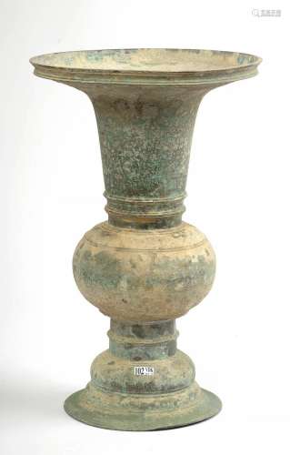 Grand vase cornet en bronze de type archaïque. Travail chino...