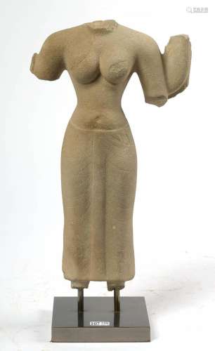 "Torse féminin" en pierre sculptée. Travail Khmer,...