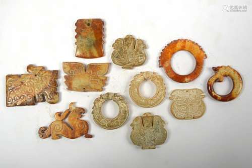 Collection de 11 amulettes - pendentifs en pierre dure sculp...