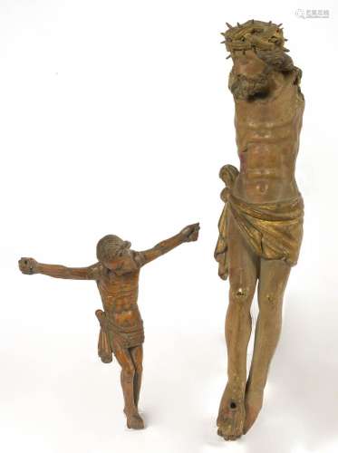 Deux "Christ en Croix" en bois sculpté. L'un p...