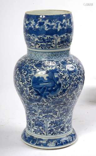 Vase en porcelaine bleue et blanche de Chine à décor de &quo...