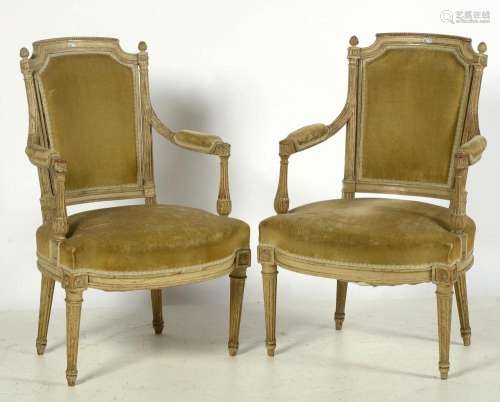 Paire de fauteuils en cabriolet Louis XVI en bois rechampi e...