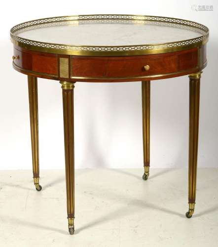 Table bouillotte de style Louis XVI en acajou et laiton surm...