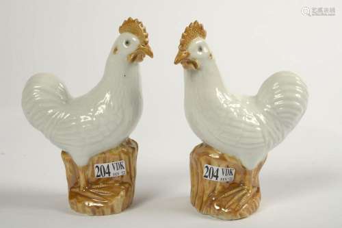 Paire de "Coqs" en porcelaine polychrome de Chine....