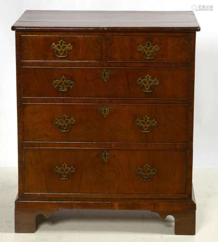 Petite commode en placage de noyer ouvrant par cinq tiroirs ...