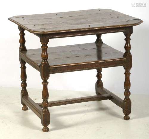 Petite table Louis XIII à deux niveaux en chêne sculpté à pi...