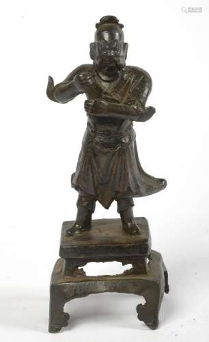 "Gardien de temple" en bronze à patine brune. Trav...