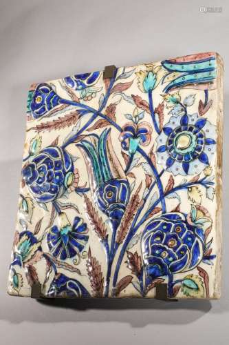 Carreau Qadjar à décor floral moulé, Iran, XIXe siècle
34x31...