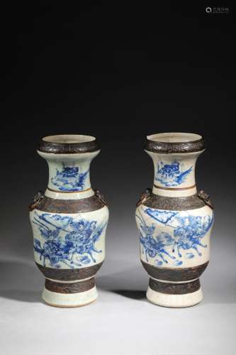Deux vases de forme balustre en porcelaine craquelé à décor ...