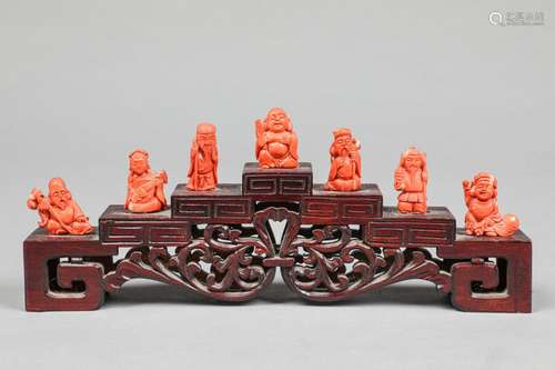 Suite de 7 personnages en corail sculpté
Chine vers 1930
poi...