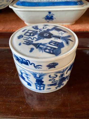 Chine XXème siècle
Boite couverte en porcelaine blanc-bleu à...