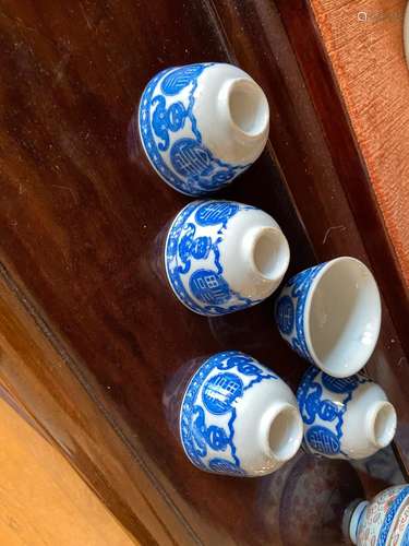 Vietnam XXème siècle
Suite de 5 bols en porcelaine blanc-ble...