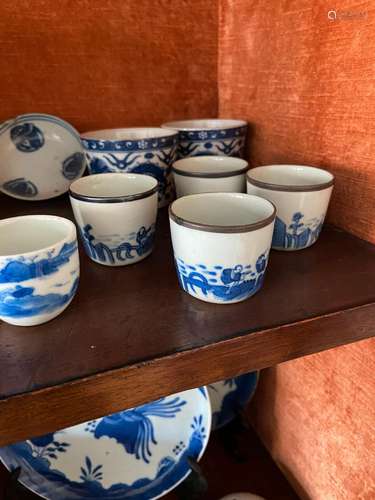 Chine ou Vietnam XXème siècle
Lot en porcelaine blanc-bleu c...