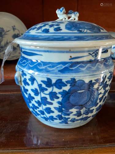 Chine XXème siècle
Pot couvert en porcelaine blanc-bleu à dé...