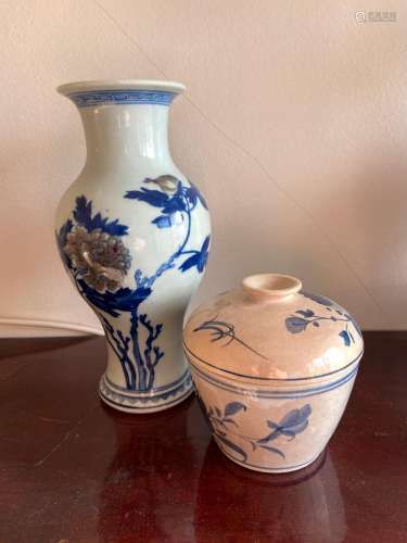 Chine XXème siècle
Lot comprenant un vase balustre et deux p...