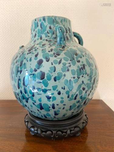 Important vase en porcelaine à décor « moucheté »
(accident)