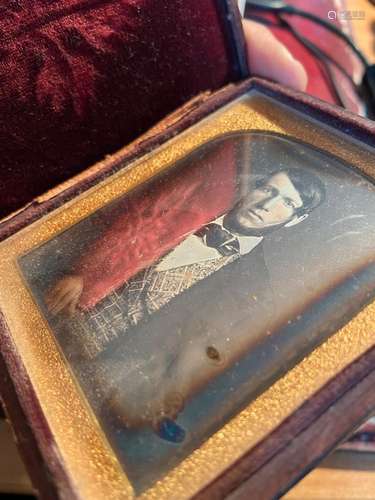 Ambrotype dans un écrin, portrait d'un homme en costume