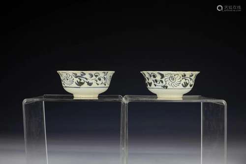 Pair Swatow Ming Phoenix Pattern Bowls