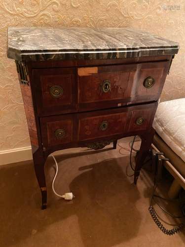 Petite commode à décor marqueté de bois de placage ouvrant p...