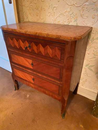 Commode en bois de placage ouvrant par 3 tiroirs
Dessus de m...