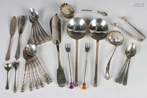 A pair of George V silver serving spoons with tapering flare...