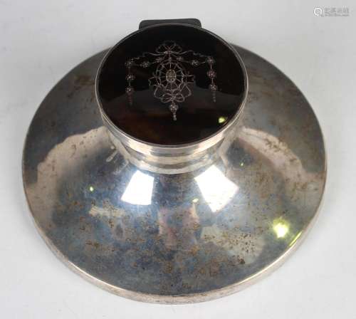 A George V silver and tortoiseshell capstan inkwell with gla...