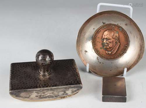 An Edwardian silver mounted desk blotter with hammered decor...