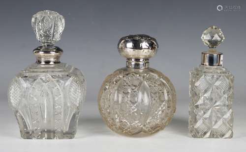 An Edwardian cut glass globular perfume bottle and stopper w...