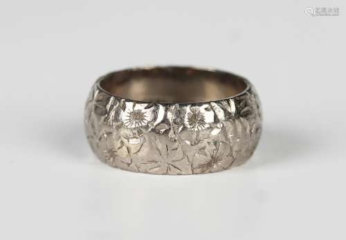 An 18ct white gold wedding ring with floral decoration, Lond...