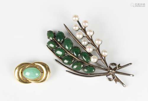 A gold mounted oval cabochon jade brooch of twin C shaped fo...