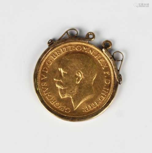 A George V sovereign 1912 with a gold pendant mount, detaile...