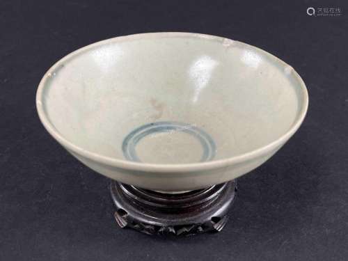 Chinese Porcelain Blue and White Footed Bowl