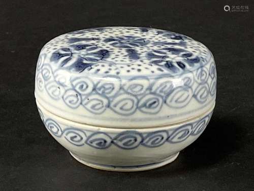 Chinese Blue and White Round Covered Box