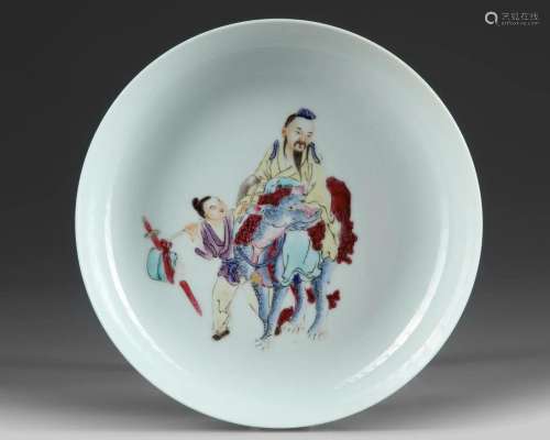 A CHINESE FAMILLE ROSE 'FIGURES' DISH, 19TH-20TH