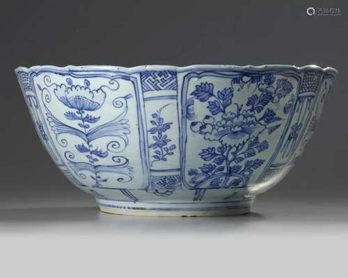 A CHINESE BLUE AND WHITE 'KRAAK PORCELAIN' BOWL, WAN...