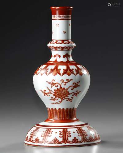 A CHINESE IRON RED PORCELAIN VASE, QING DYNASTY