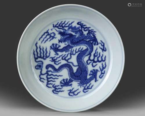A CHINESE BLUE AND WHITE 'DRAGON' DISH, 19TH-20TH