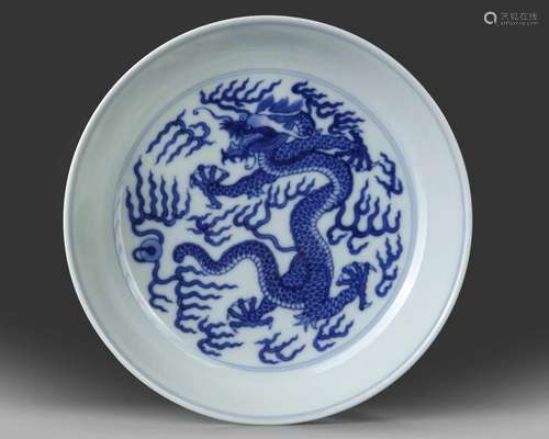 A CHINESE BLUE AND WHITE 'DRAGON' DISH, 19TH-20TH